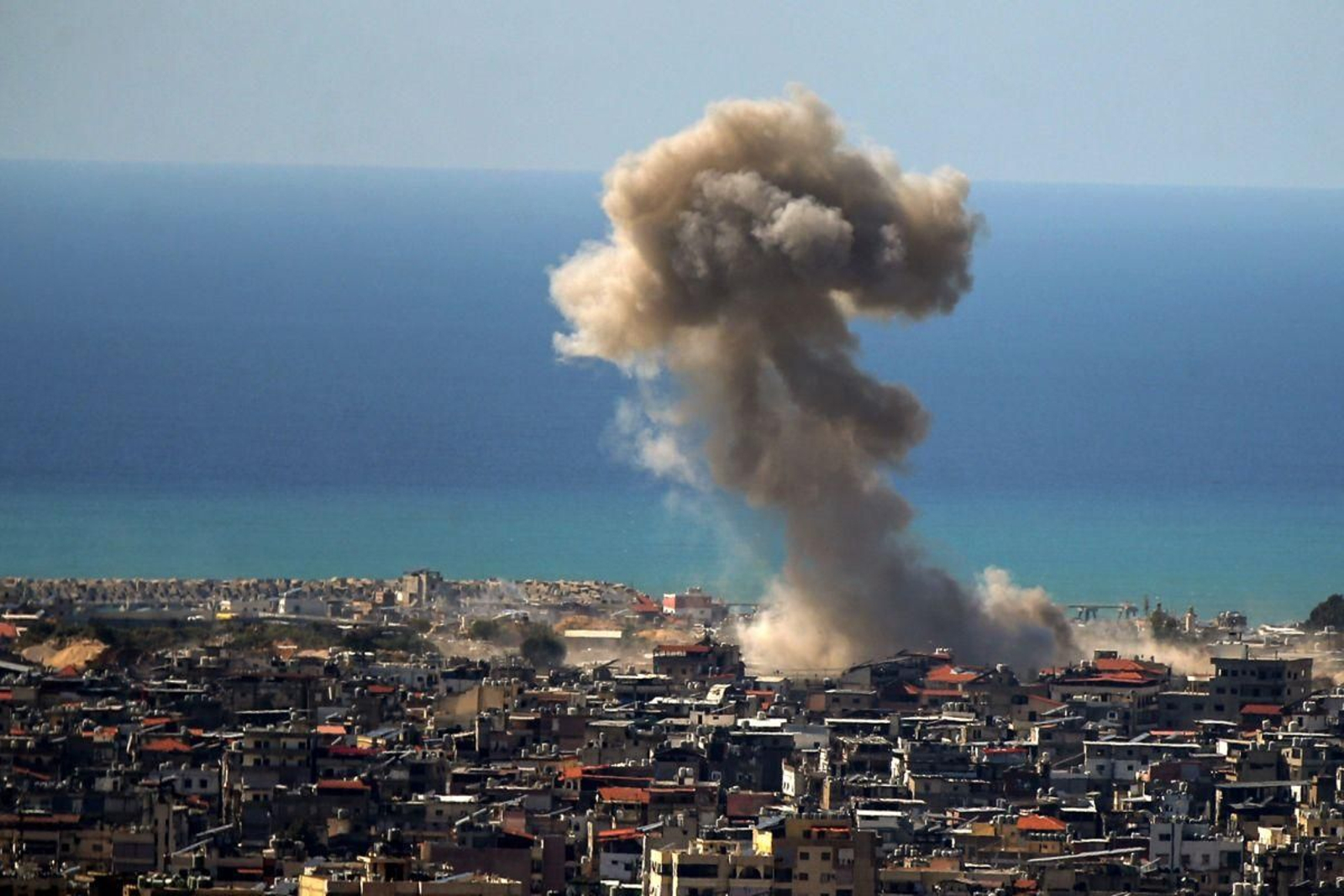 Columna de humo tras un ataque israelí a Beirut.