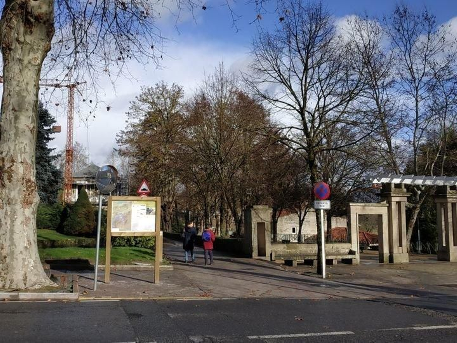 Uno de los carteles con información sobre las rutas en la entrada de la Alameda alaricana.