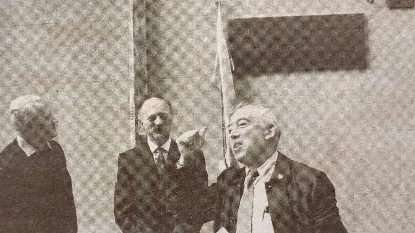 De izquierda a derecha, Xosé Henrique Rodríguez Peña, Manuel Cabezas y José Jaime Vázquez ante la placa en recuerdo de Antonio Alés Reinlein.