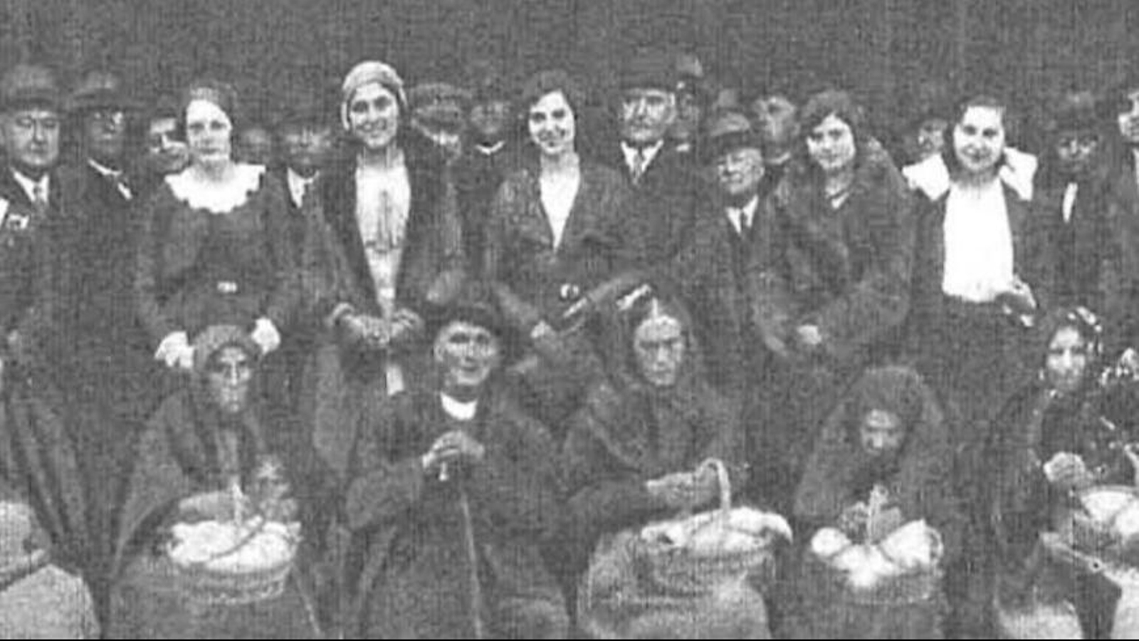 Madrinas con los ancianos en el II Homenaje a la vejez en Ourense. Revista La Estampa.