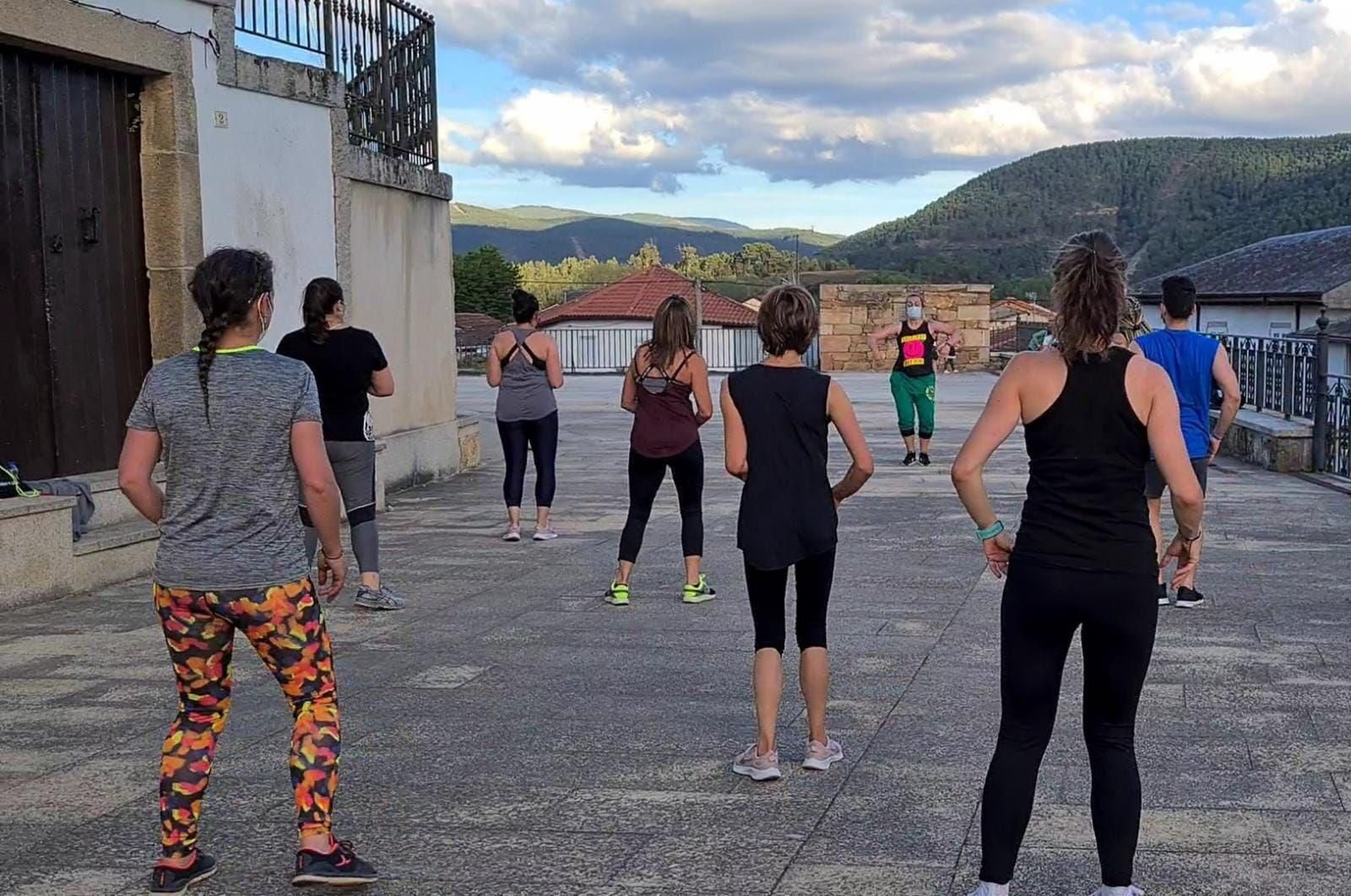 Unha clase de zumba en Laza o pasado verán.