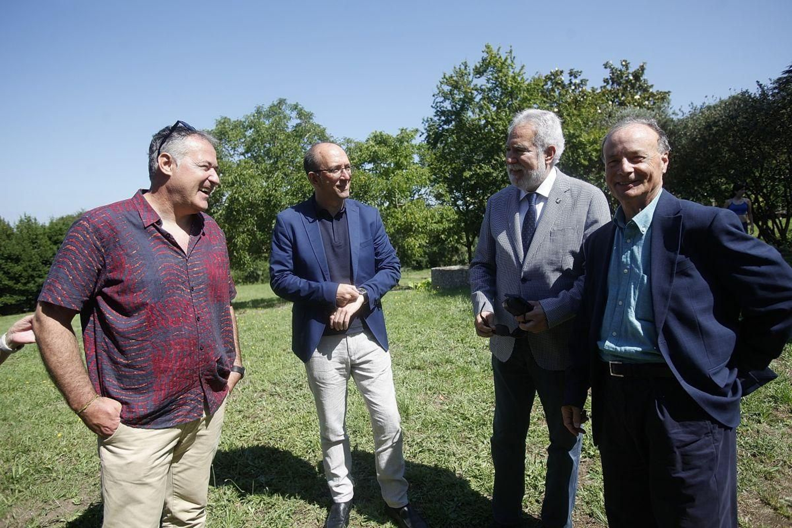 Luis Davila, Anxo Lorenzo, Miguel Santalices e Eduardo López Pereira, na finca do Pazo de Trasalba. MIGUEL ÁNGEL