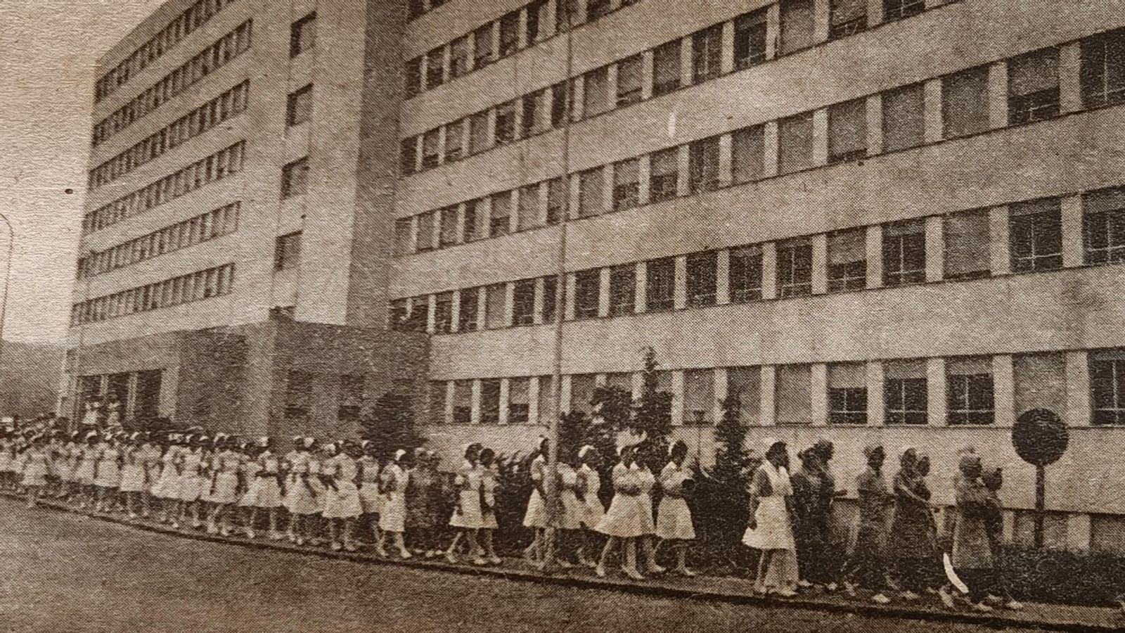 Las ATS en las inmediaciones de la Residencia.