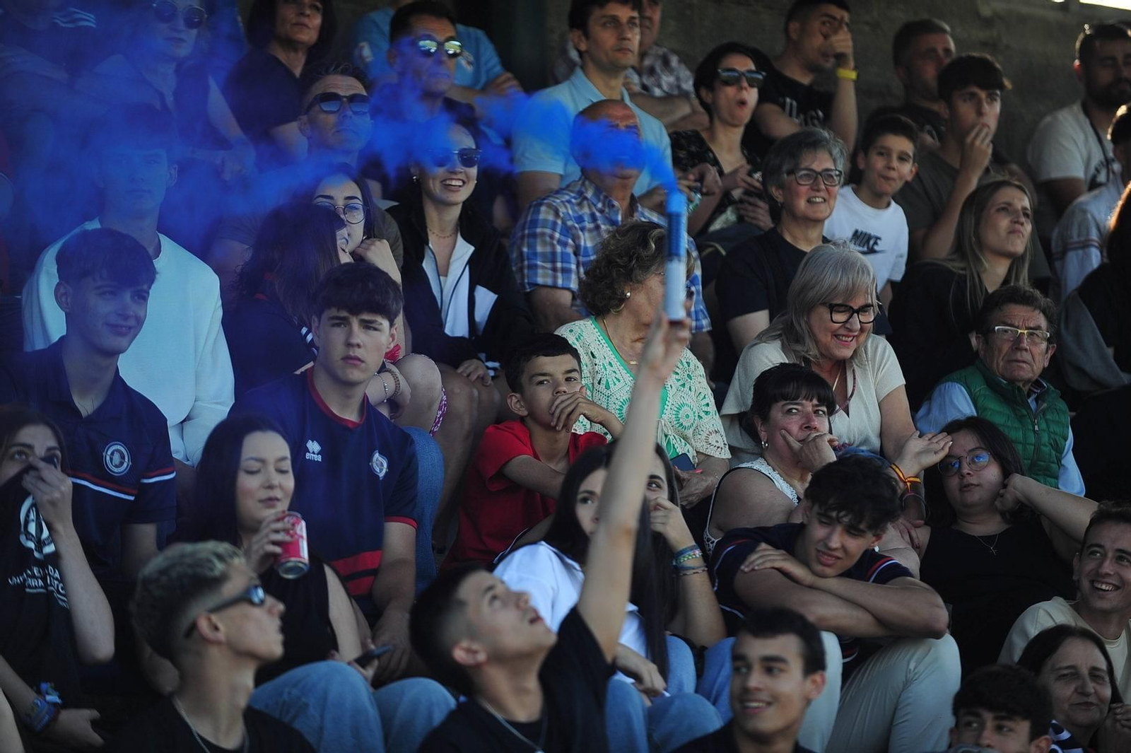 Aficionados del Cented animando al equipo con bengalas de humo.