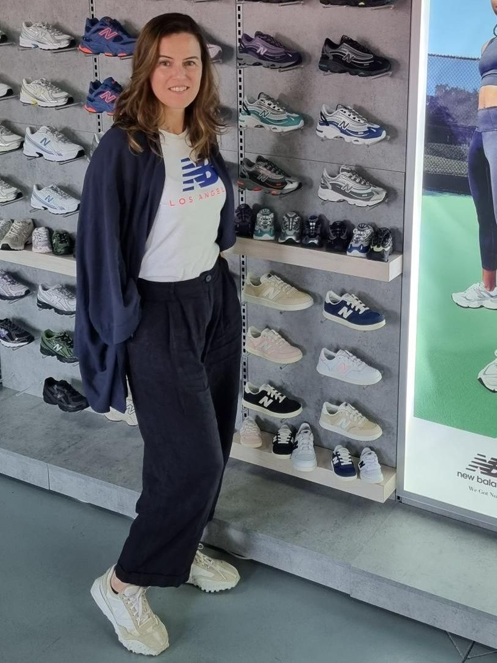 La viguesa Ángela Scheidgen, country manager para España de New Balance, en una tienda de la marca.