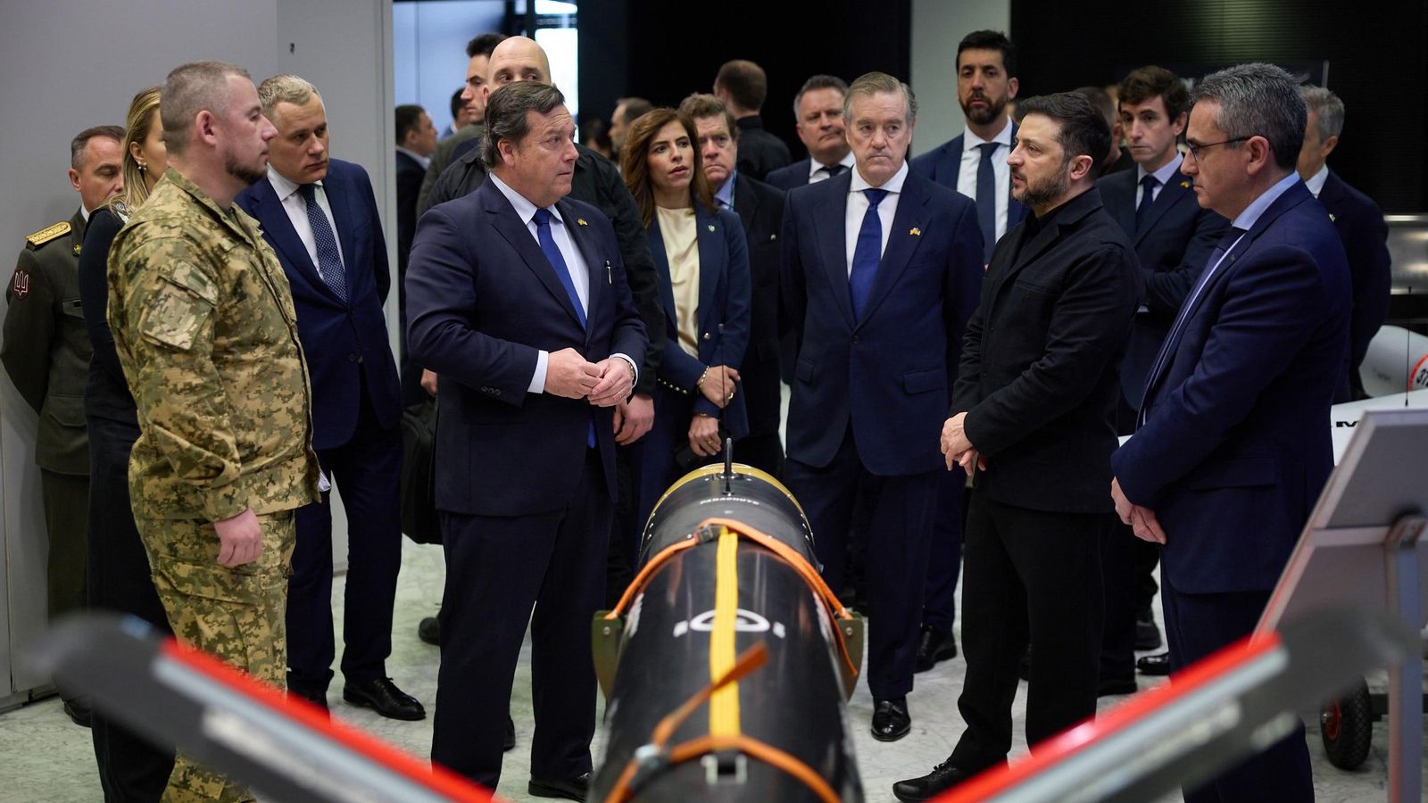 Zelenski participa en una reunión con la directiva de la empresa de defensa Sener