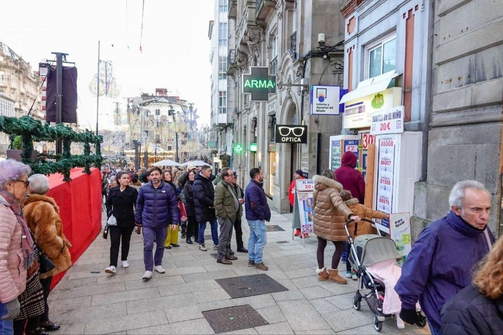 Cola para comprar Lotería en el punto de venta de Porta do Sol.
