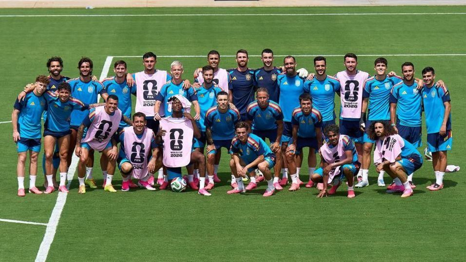 Los jugadores de la selección española posan en una foto de familia en el último entrenamiento antes del estreno.