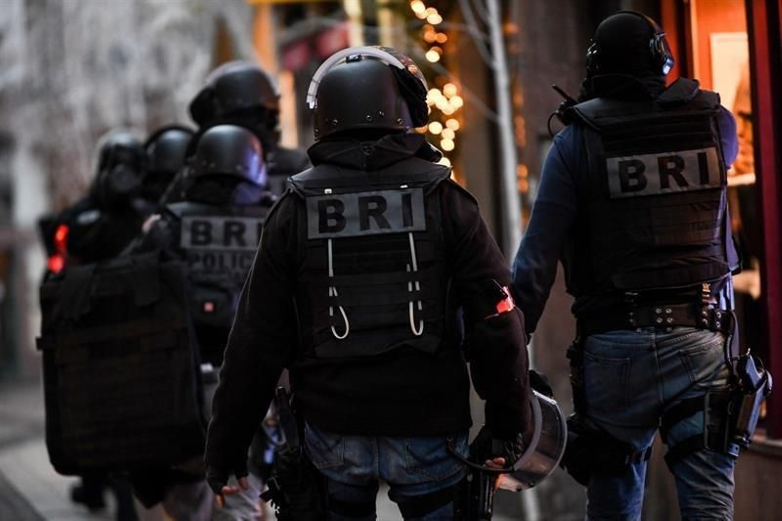 Los efectivos policiales custodiando y registrando el centro de la ciudad francesa.