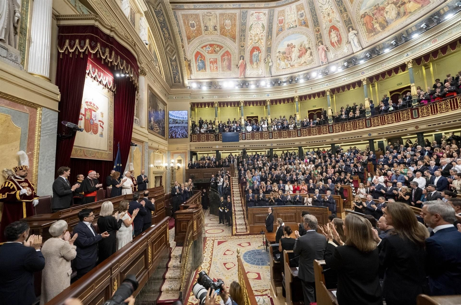 Galería | Las mejores fotos del tercer día de la visita del papa León XIV en Madrid, del Congreso al Bernabéu