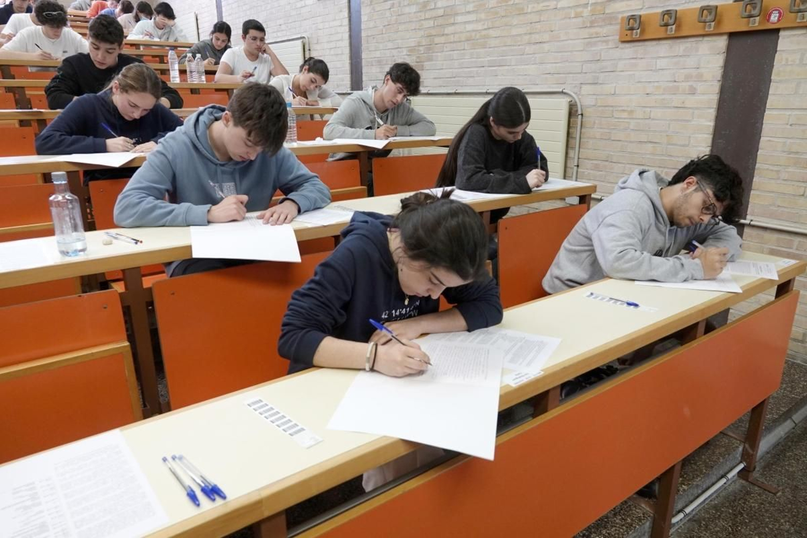 Alumnos haciendo un examen de selectividad en el campus de Vigo el año pasado.