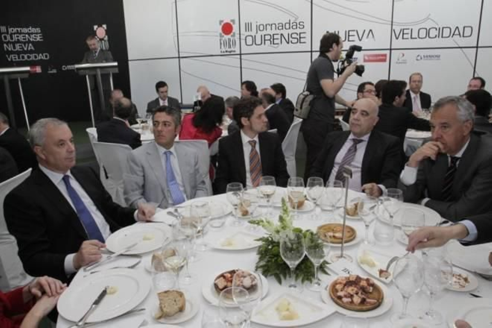 De izquierda a derecha, Manuel Vázquez, Oscar Outeiriño Vila, Xosé Pastoriza y los secretarios generales de Transportes y Relaciones Institucionales de Fomento, José Luis Cachafeiro y Fernando Puig de la Bellacasa