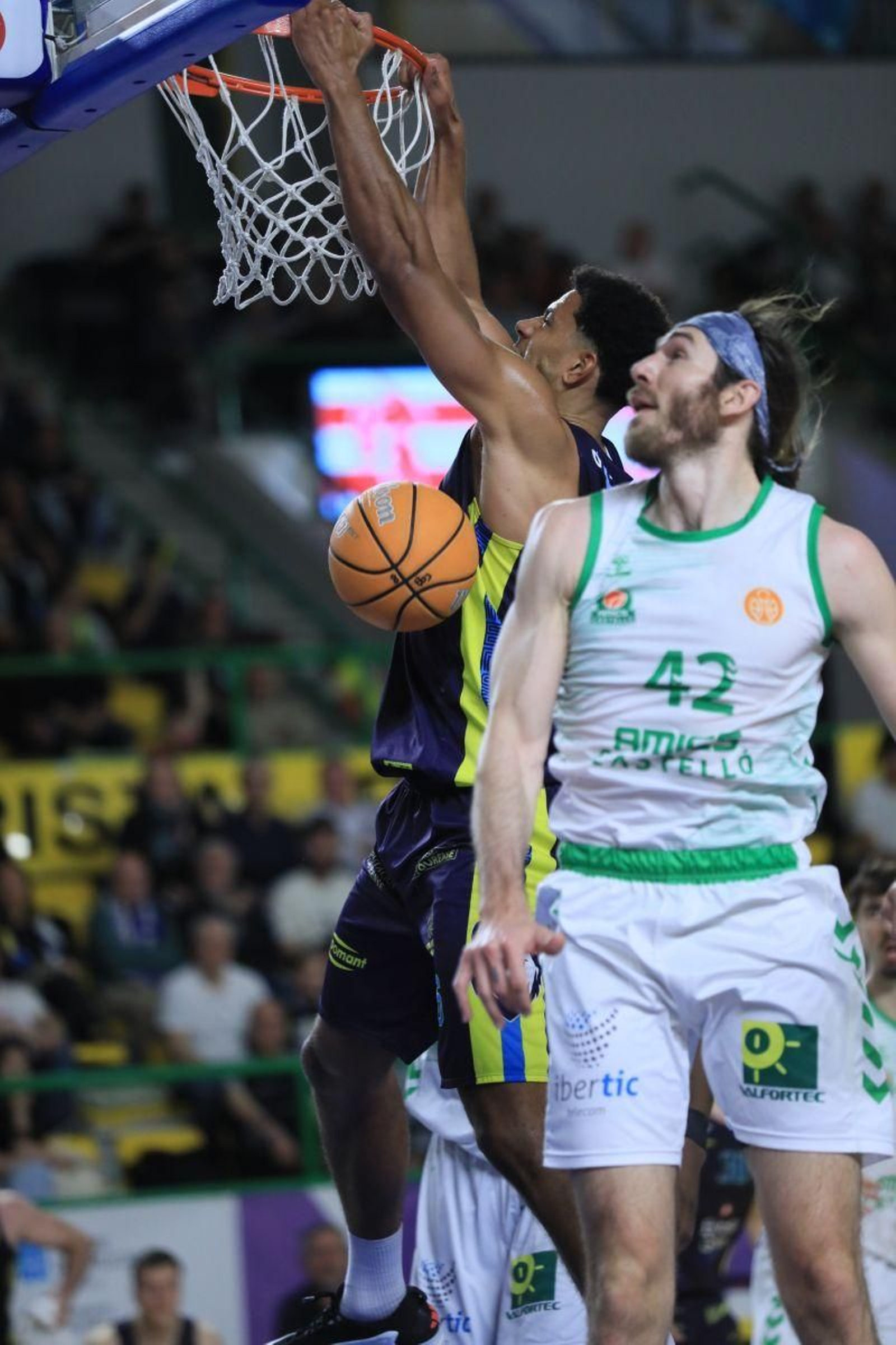 El cobista Marvin Ogunsipe machaca el aro tras superar a Stutz.