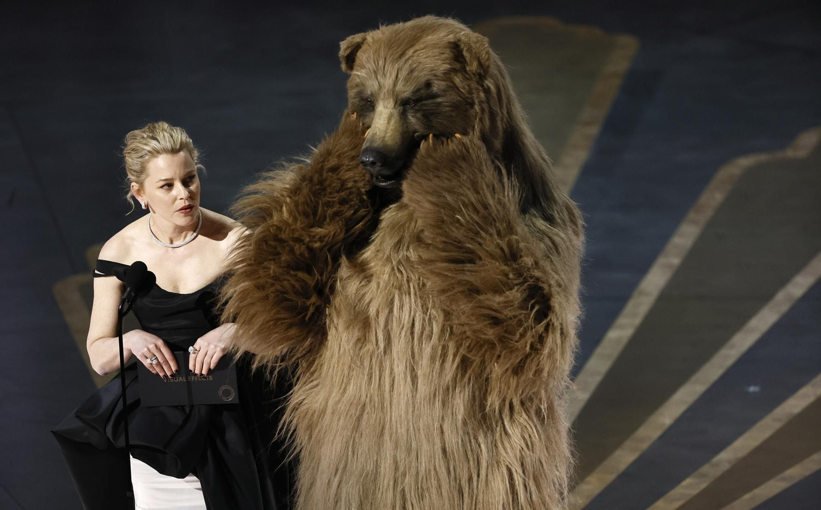 Un oso en la gala de los Oscar (EFE).