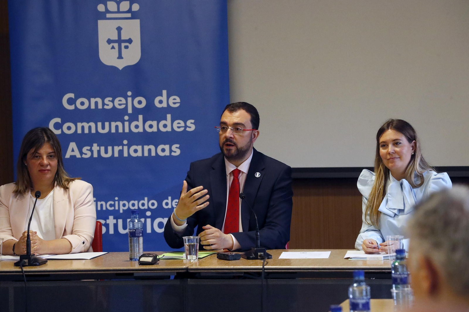 El presidente del Principado, Adrián Barbón; la vicepresidenta, Gimena Llamedo a su izquierda y la directora general de Emigración, Olaya Romano durante el último Pleno de Comunidades Asturianas