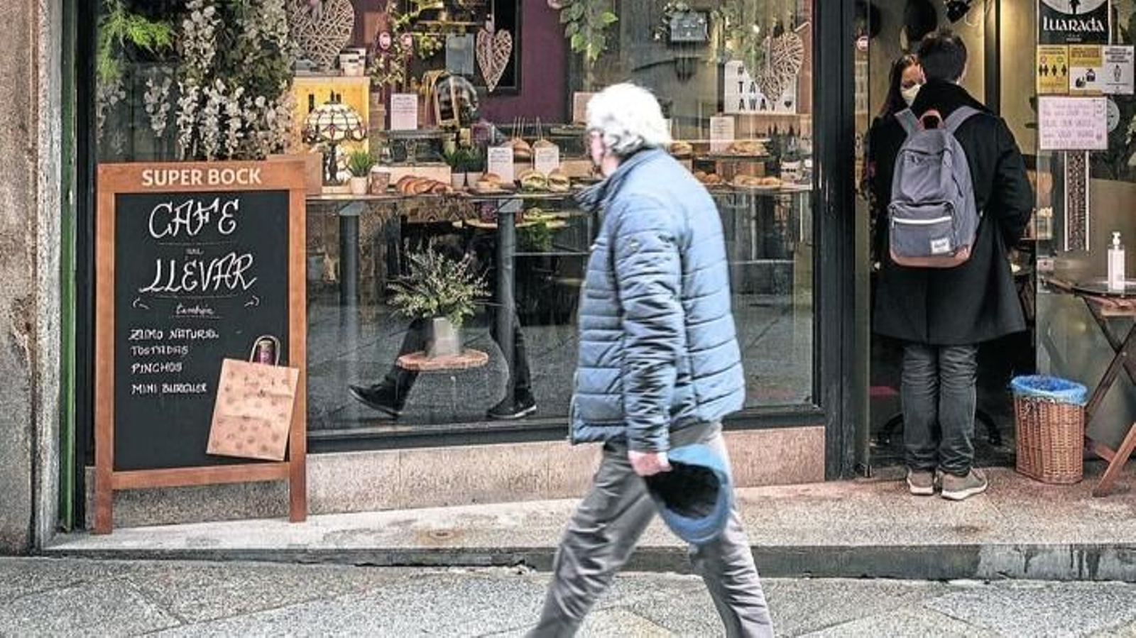 Un negocio de hostelería en Ourense, adaptándose a las restricciones de la pandemia (ÓSCAR PINAL).