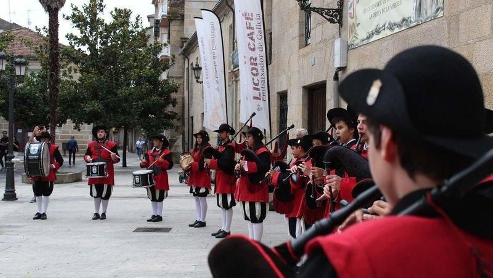 A Banda de Gaitas de Verín actuou na Praza da Merced.