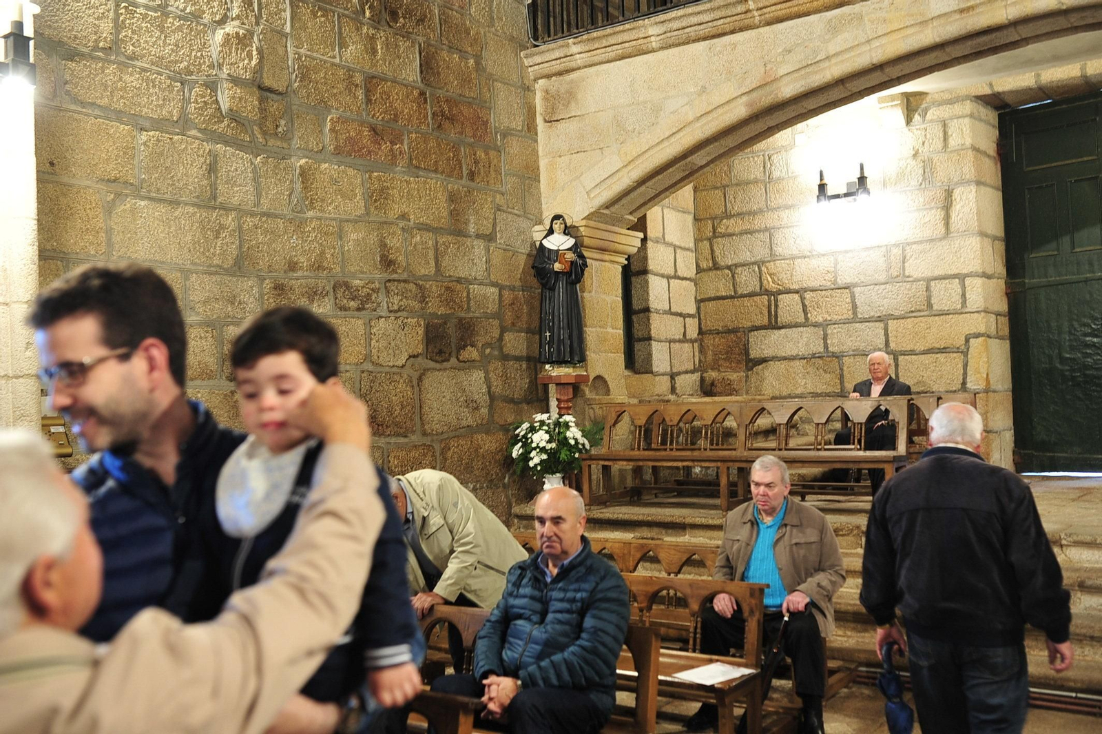 Paredes afectadas por el agua en San Pedro de Moreiras. Al fondo, una talla cambiada de sitio para evitar su deterioro.