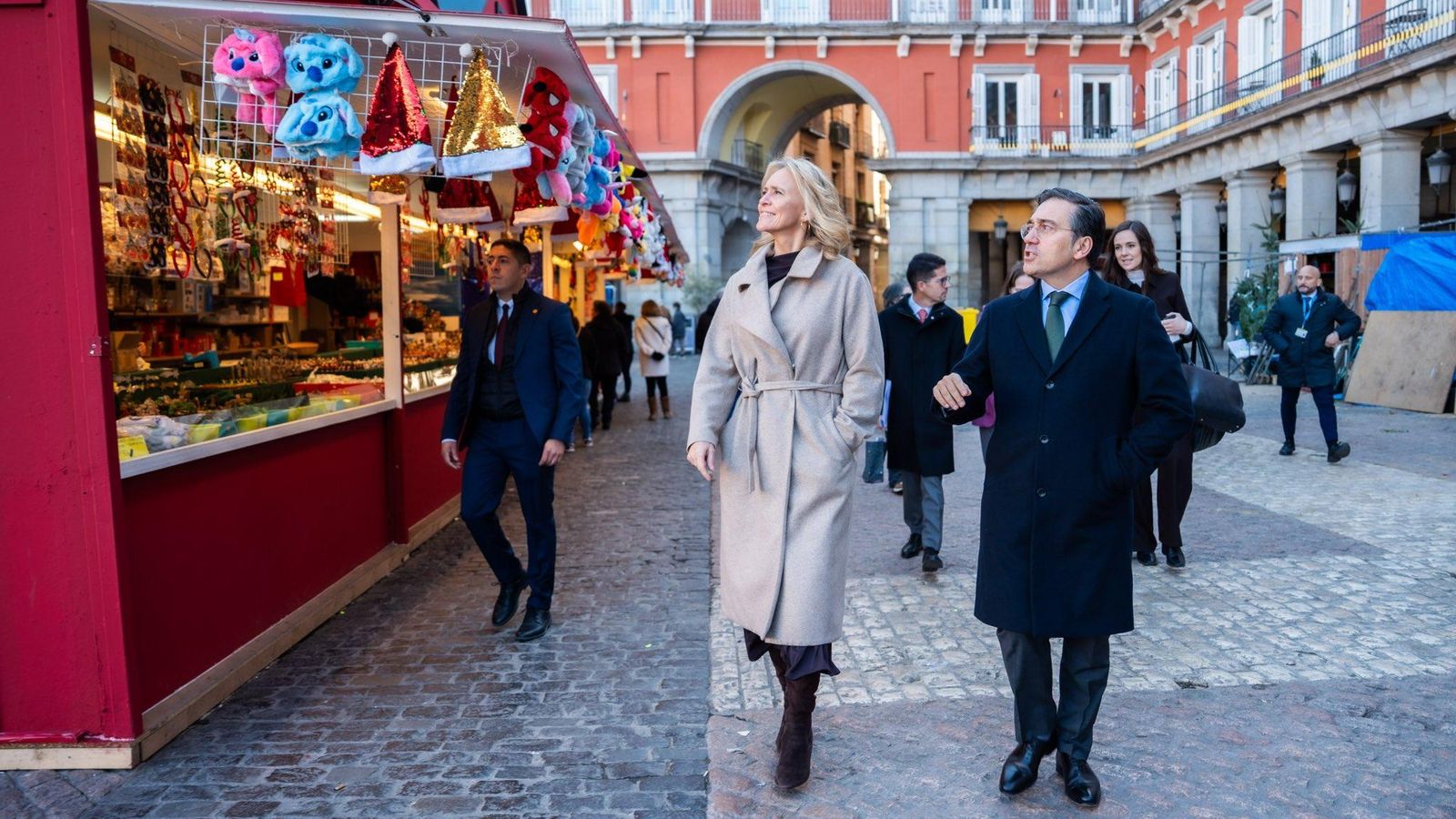 El ministro Albares recibió en el Palacio de Viana a su homóloga islandesa