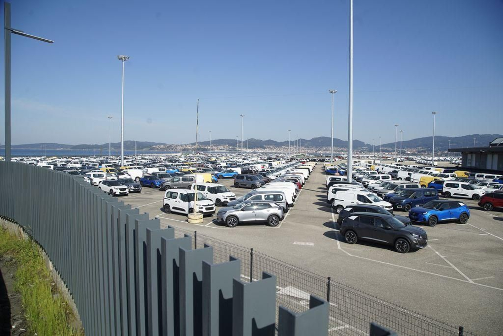 La terminal de transbordadores de Bouzas,ayer todavía con buena parte de la campa llena, aunque vaciándose de forma progresiva.