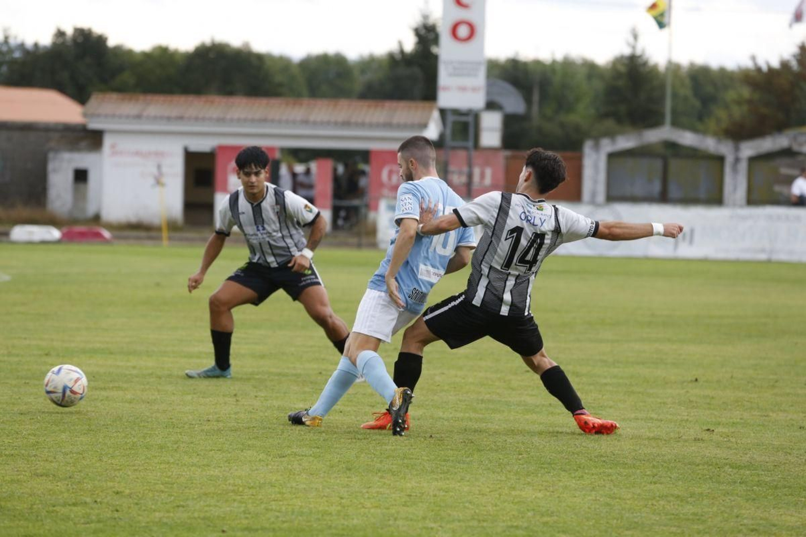 Miguel Peral, del Antela, presiona a un rival.