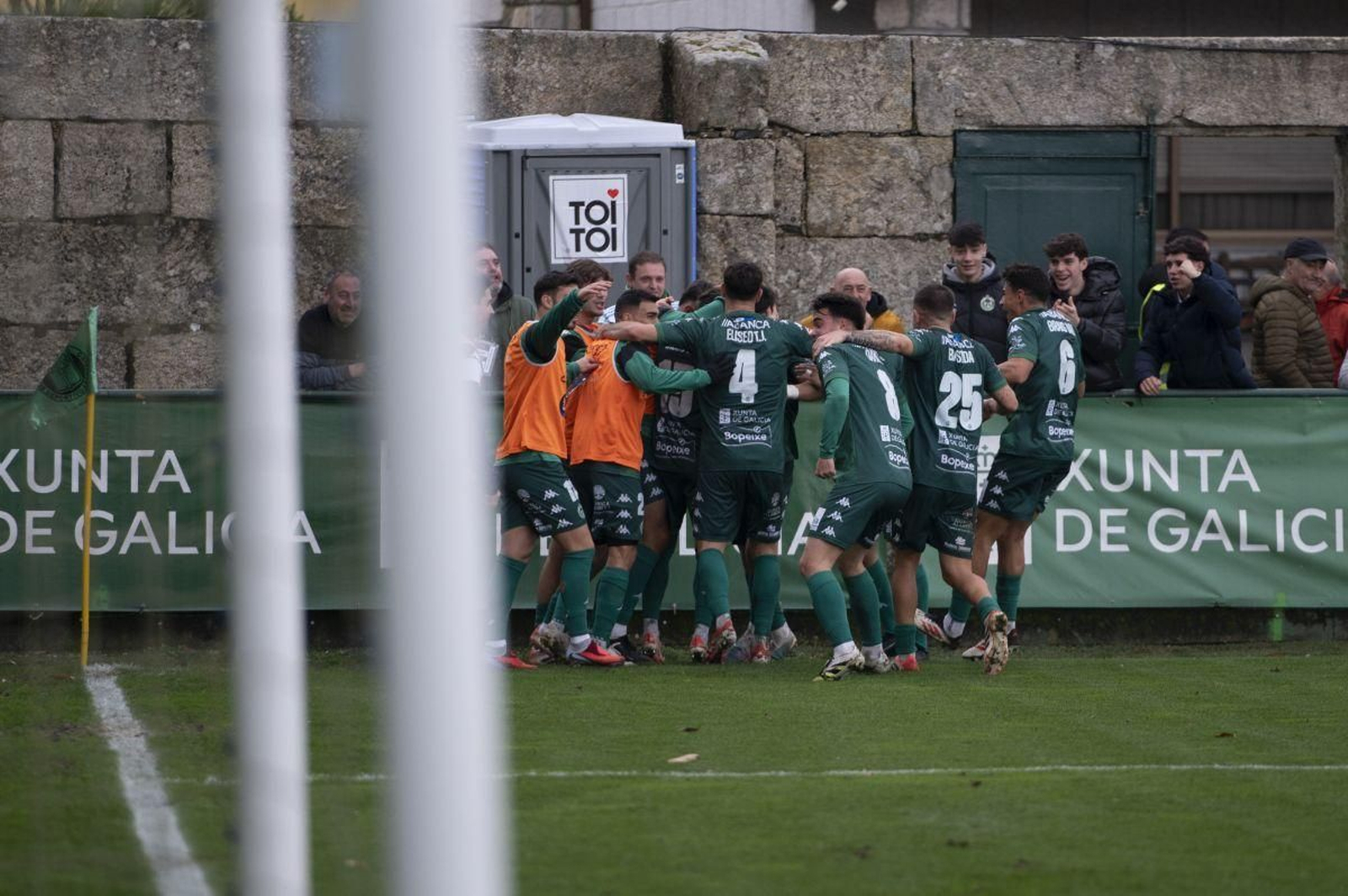 Los jugadores del Arenteiro celebran el tanto del triunfo, obra de Víctor Mingo, en el duelo ante el Talavera en Espiñedo.