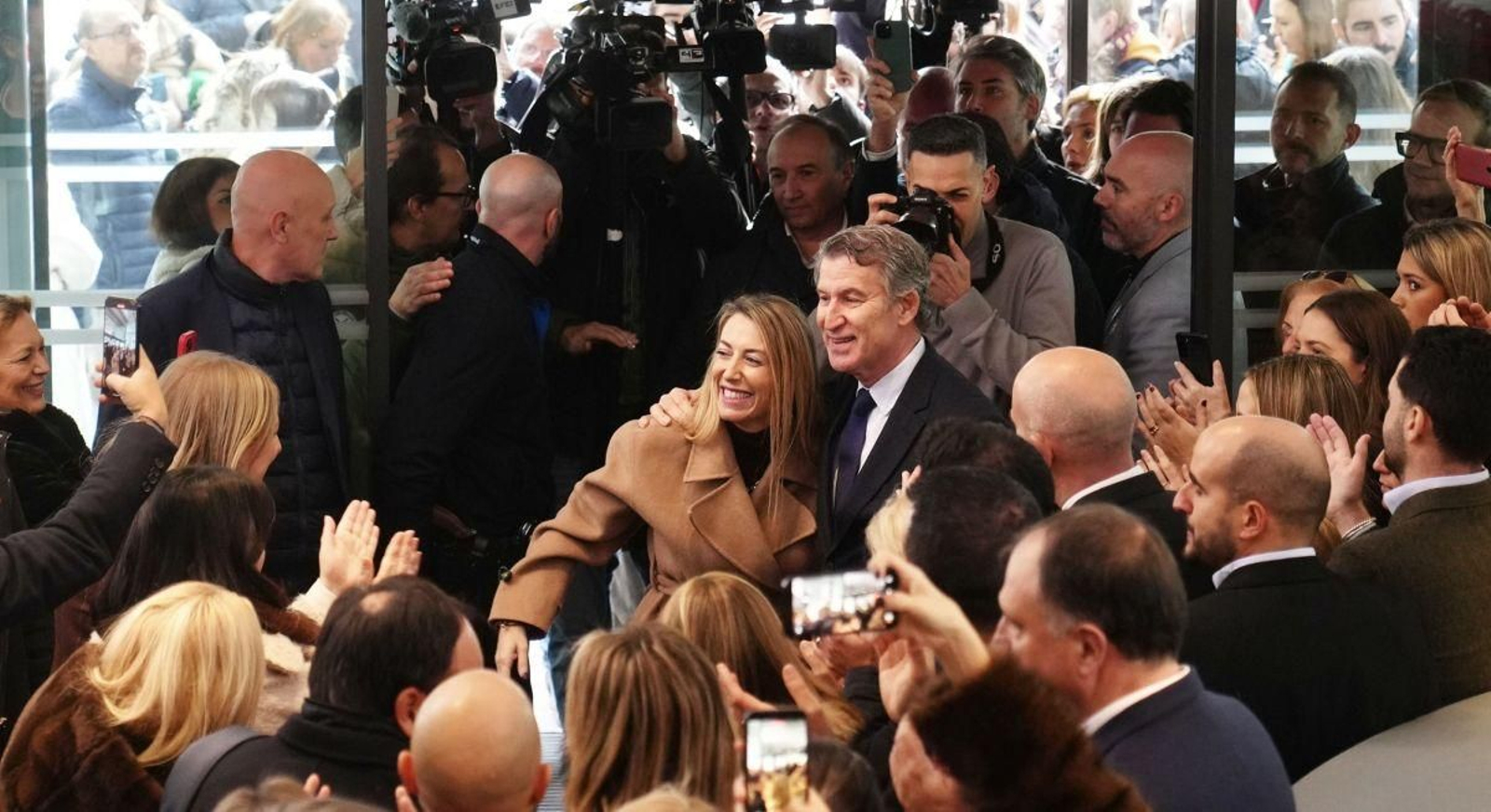 Feijóo celebra junto a Guardiola la victoria electoral en Extremadura.
