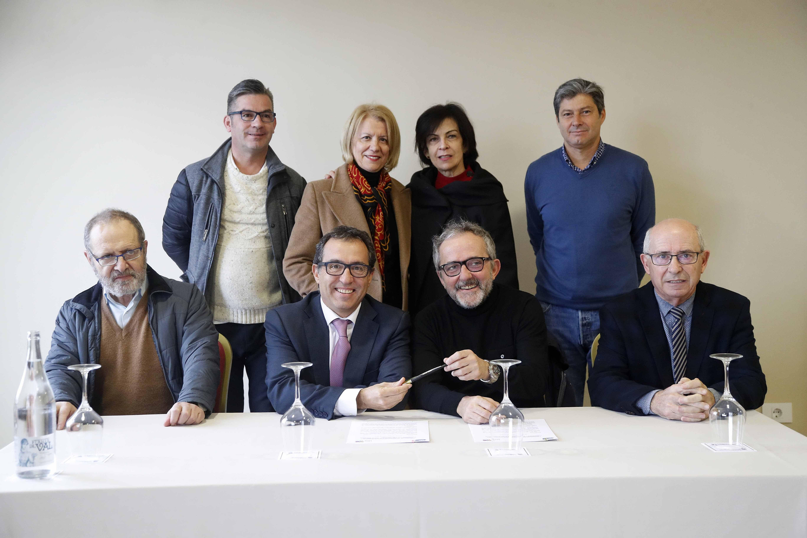 Ballesteros y "Morris", en el centro, y detrás Lola Galovart, entre otros en la firma del acuerdo.