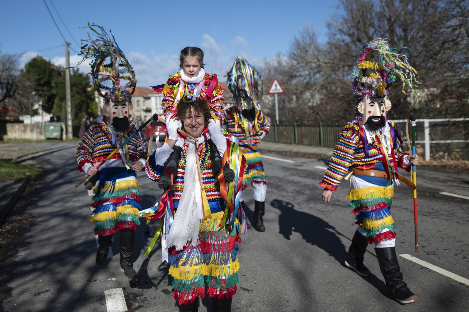 Galería | La música y el color de los Vellarróns en el Entroido de Riós