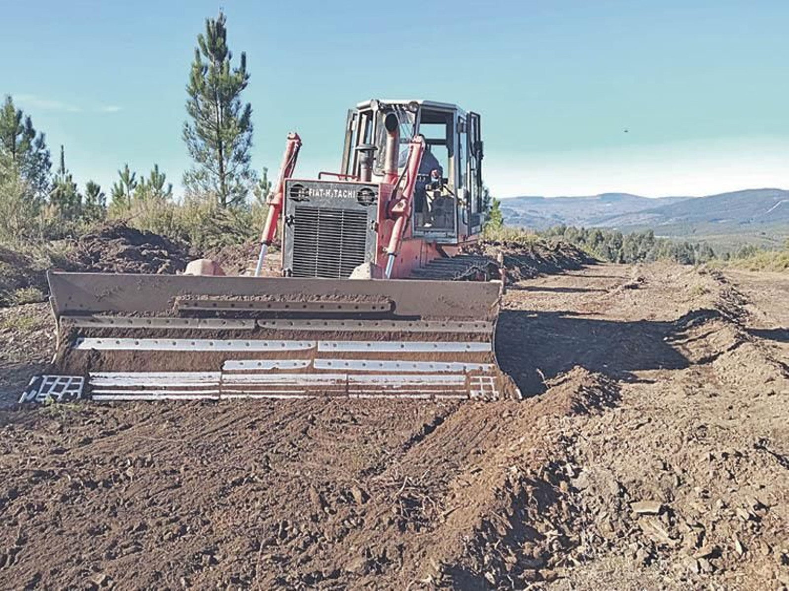 Maquinaria trabajando en la creación de cortafuegos.