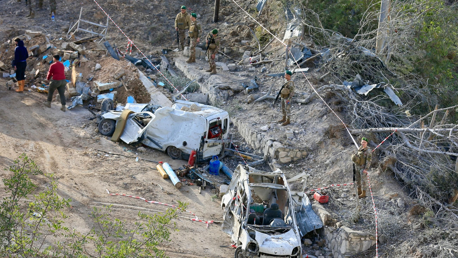 Soldados del ejército libanés y miembros del equipo de rescate inspeccionan la escena de un ataque aéreo israelí en Kfardounine, en el sur del Líbano.