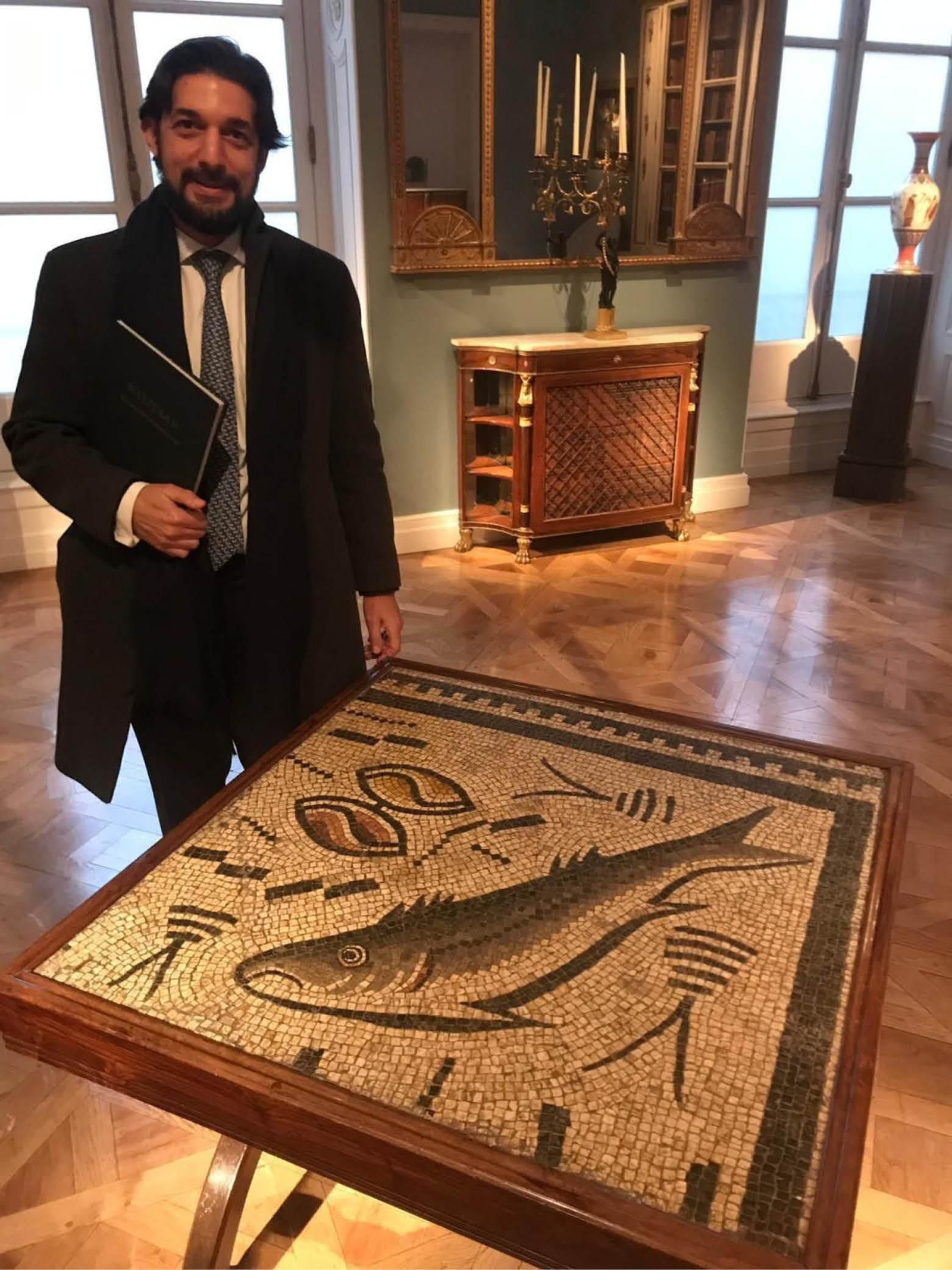 Gonzalo Fernández-Turégano junto al mosaico en Nueva York.