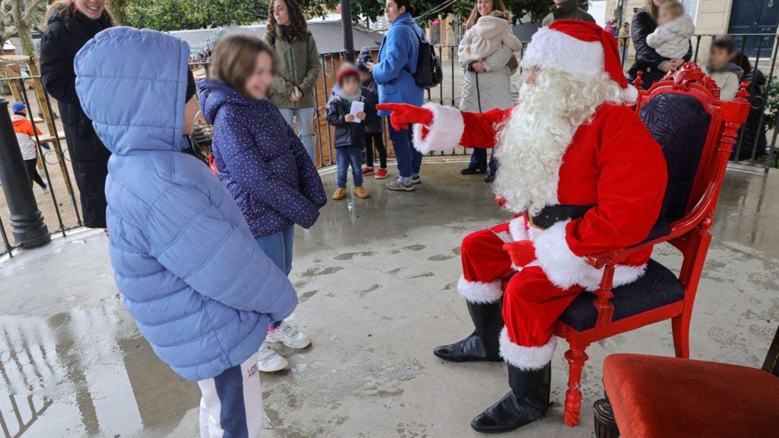 Papá Noel recibió a los ilusionados niños en el kiosco de música de Bouzas.