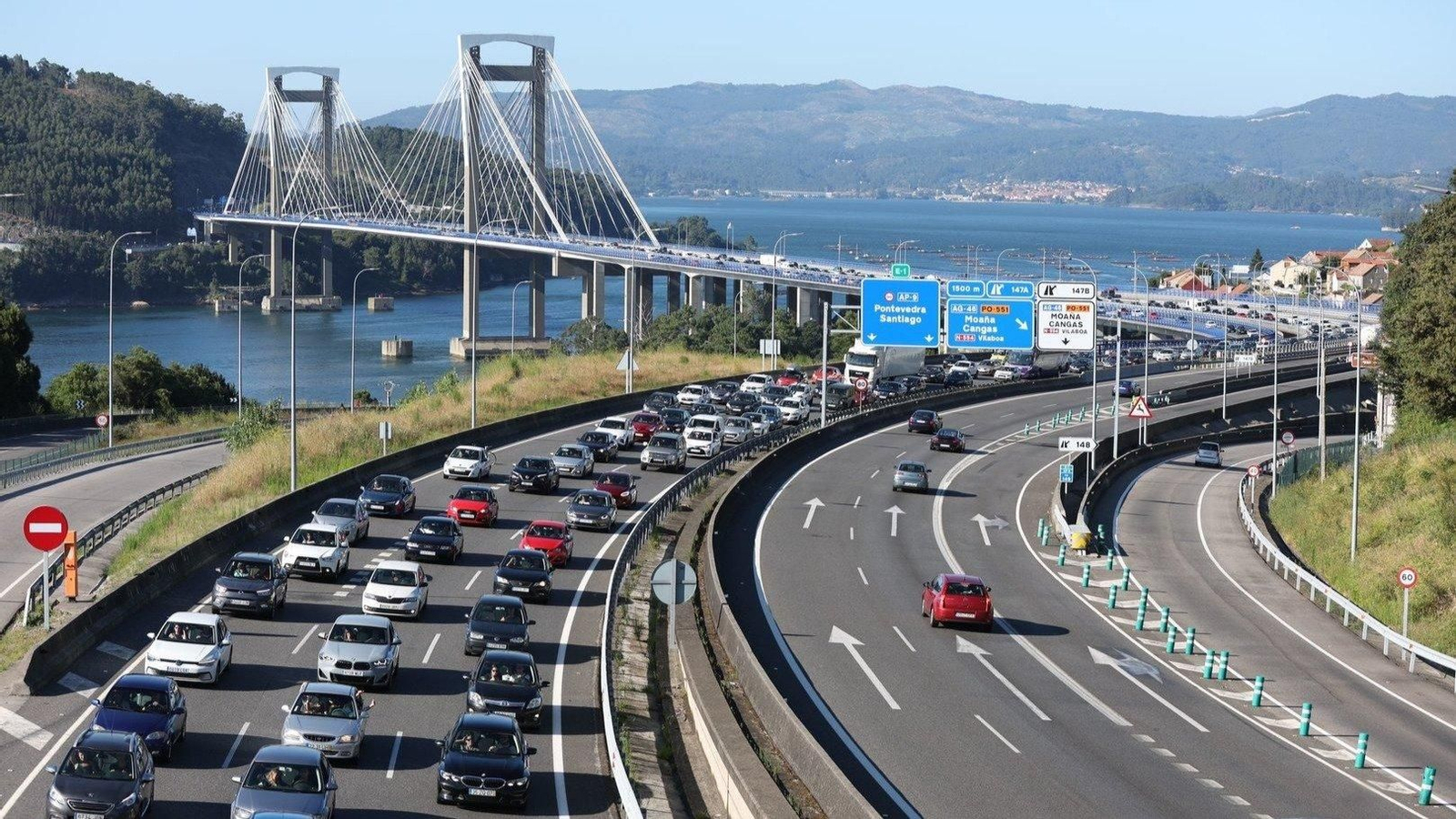 Atasco en Rande sentido Vigo por un siniestro. // Alberte