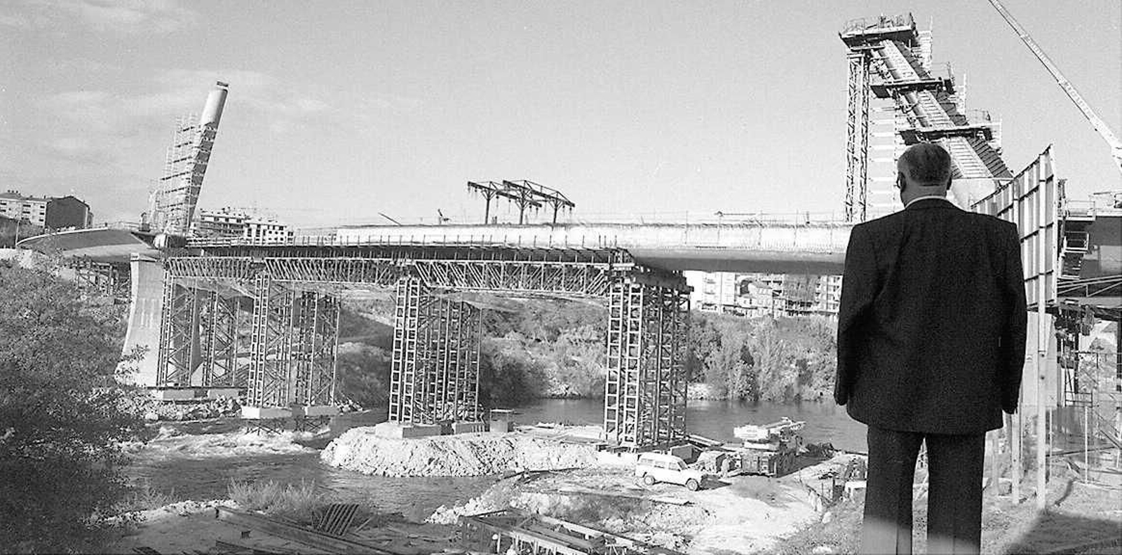 La construcción del emblemático Puente del Milenio hace 25 años cambiaba el skyline de Ourense, en fotos