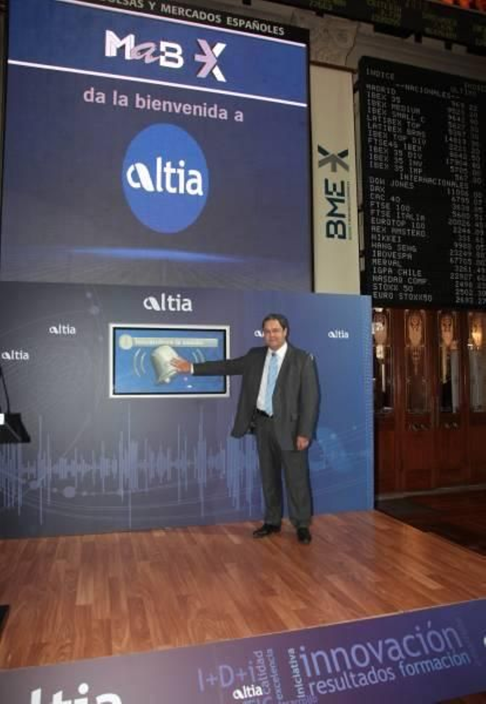 El presidente de Altia, dando el típico toque de campana de debut en la bolsa.