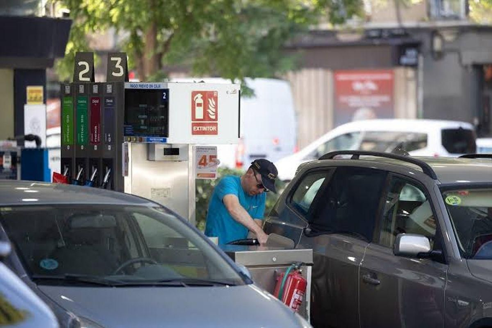 Un hombre llena el depósito de su vehículo, con el combustible batiendo récord de precios.