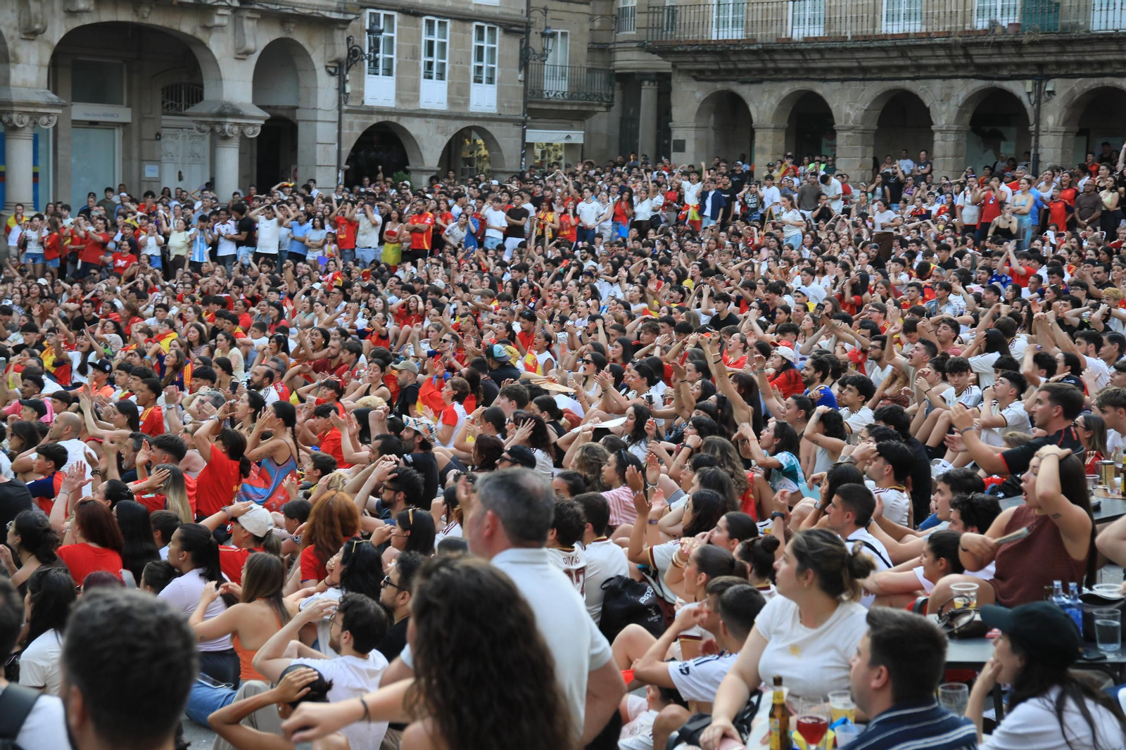 Galería | Ambiente y expectación en las terrazas de Ourense para disfrutar del partido de la selección española ante Portugal , en fotos