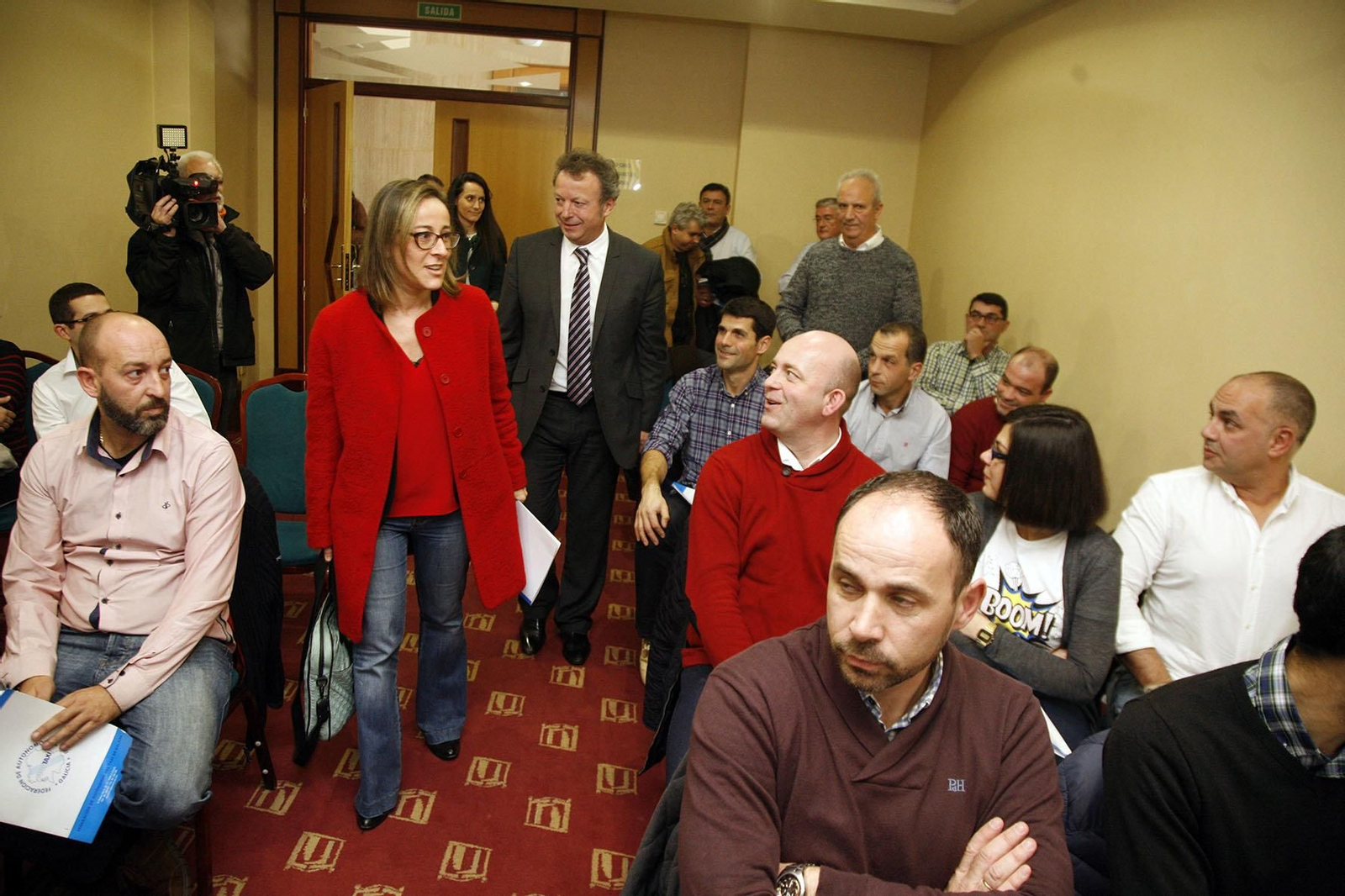 La conselleira Ethel Vázquez llega a la reunión con los taxistas gallegos.