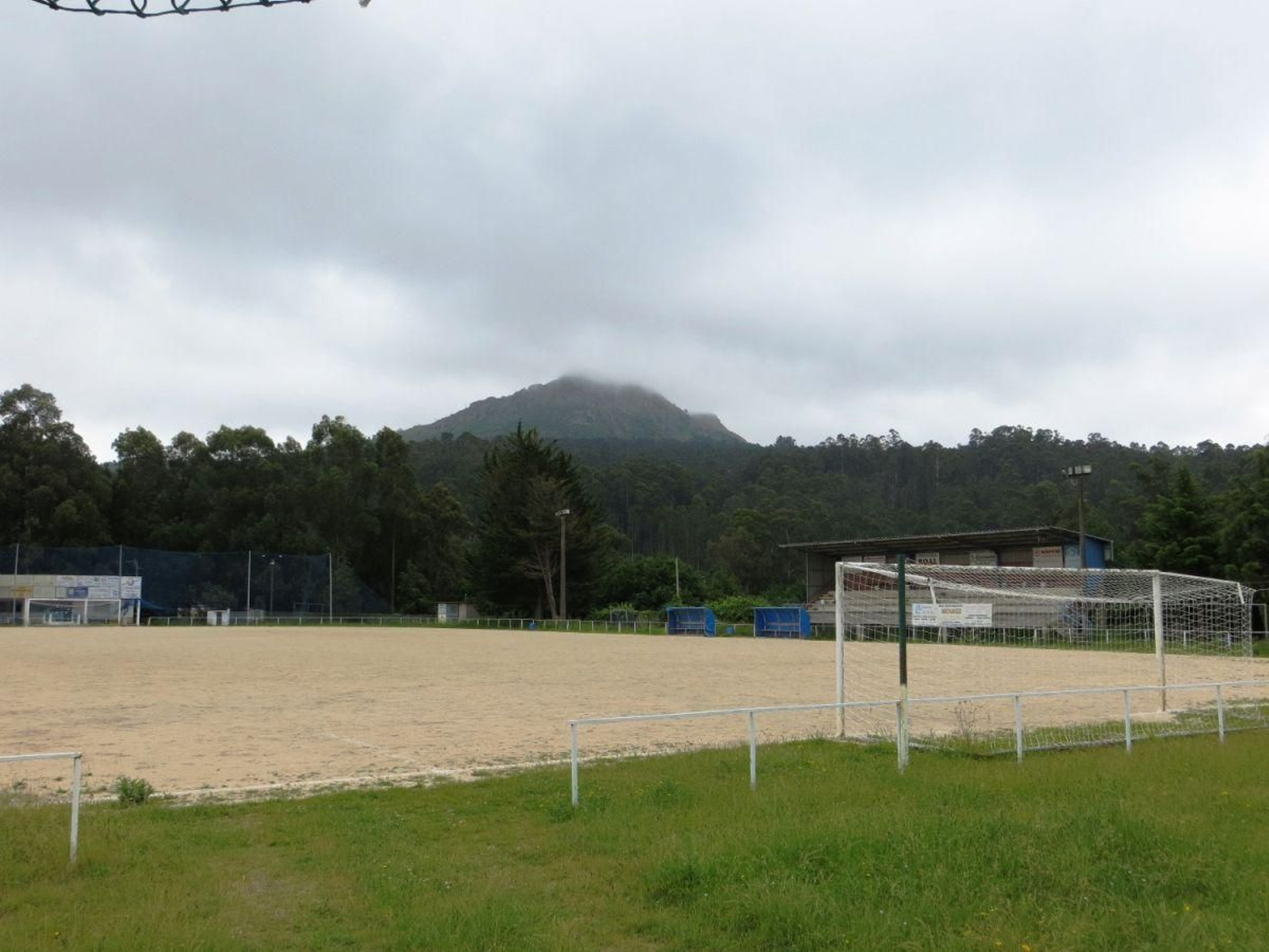 El campo de fútbol se encuentra en terrenos que ocupará la II fase del polígono de A Pasaxe.