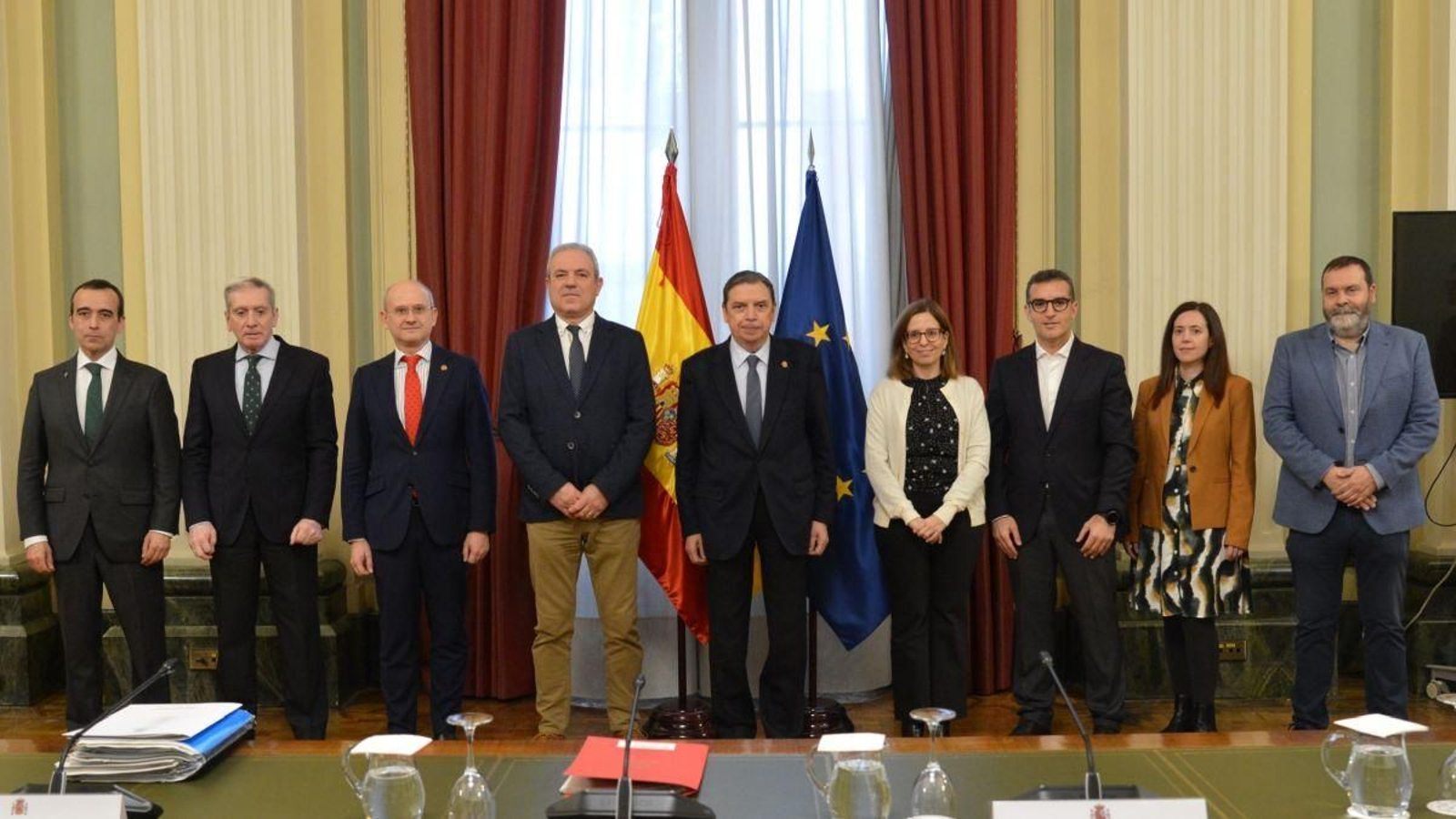 El ministro de Agricultura, Luis Planas, posa con los asistentes al encuentro.