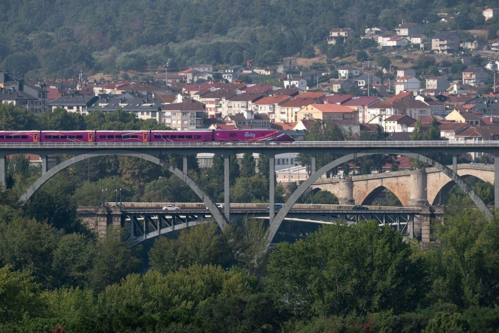 Sin la variante exterior los trenes llegan a Ourense por una vía de hace 70 años.