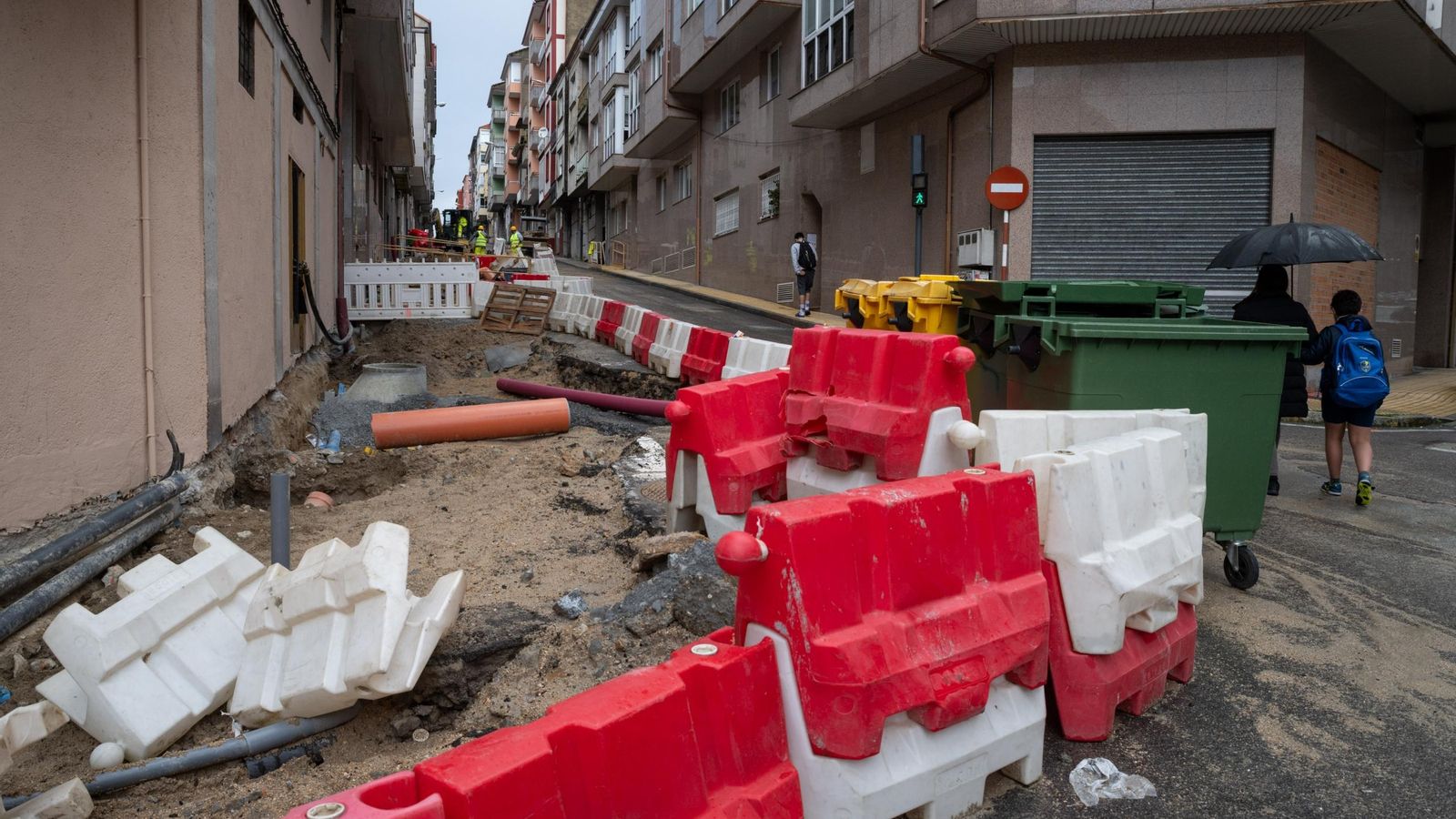 Peatones circulando por la calzada en Alejandro Pedrosa.