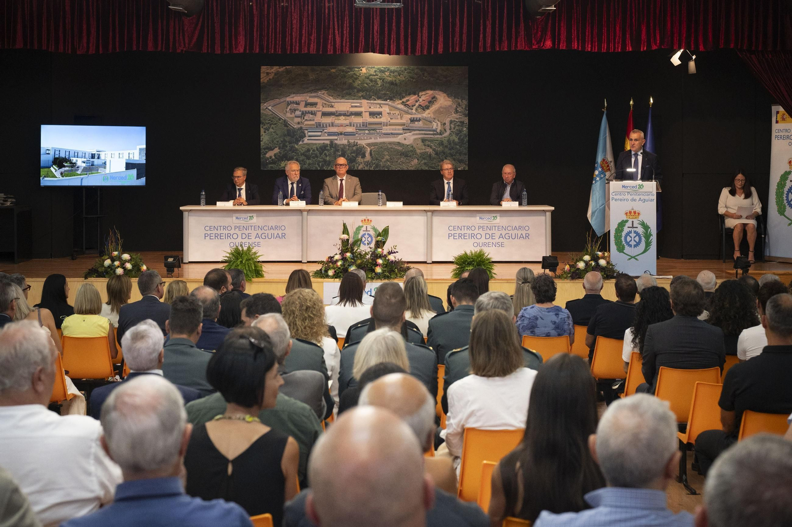 Las autoridades, durante su discurso en la fiesta de la Merced, en un salón abarrotado.