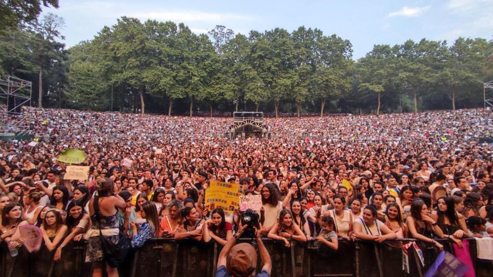 Miles de espectadores llenaron el aforo del auditorio en el parque para el concierto de Yatra.