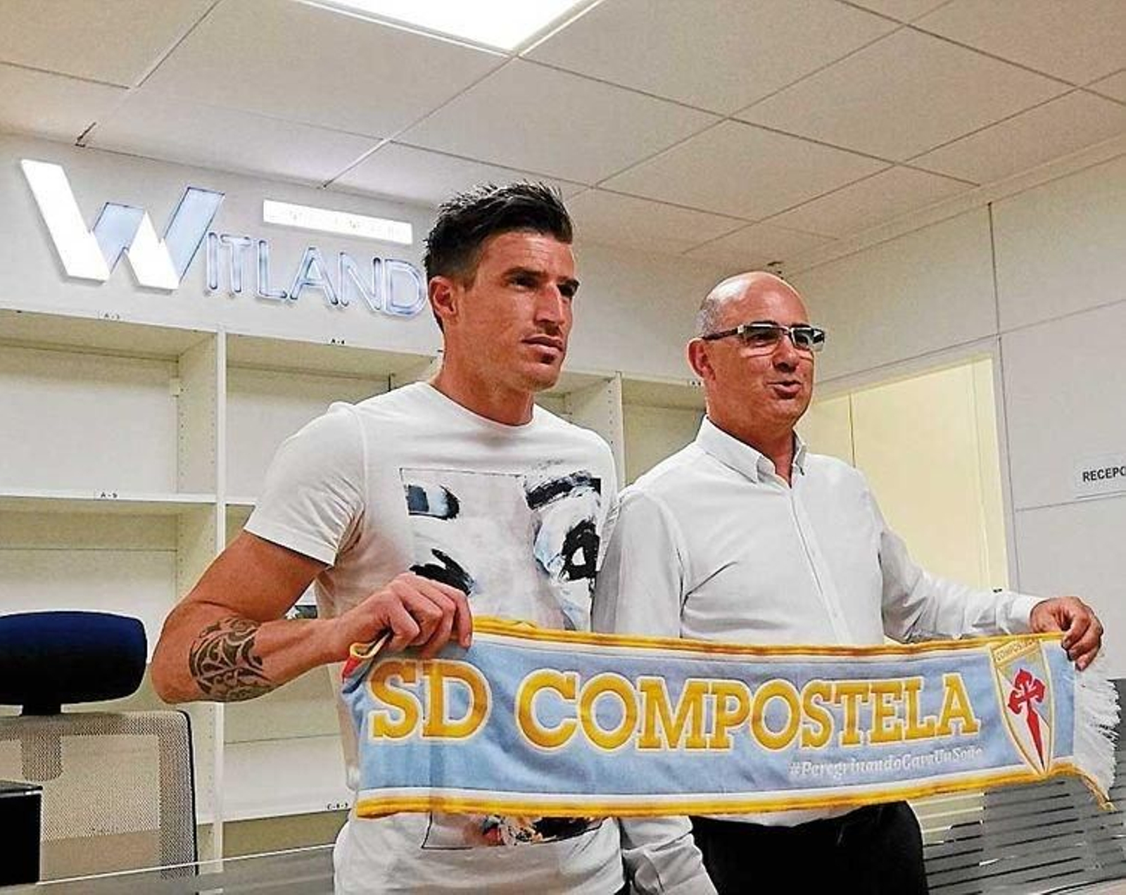 Pato Guillén (i), en su presentación como jugador del Compostela.