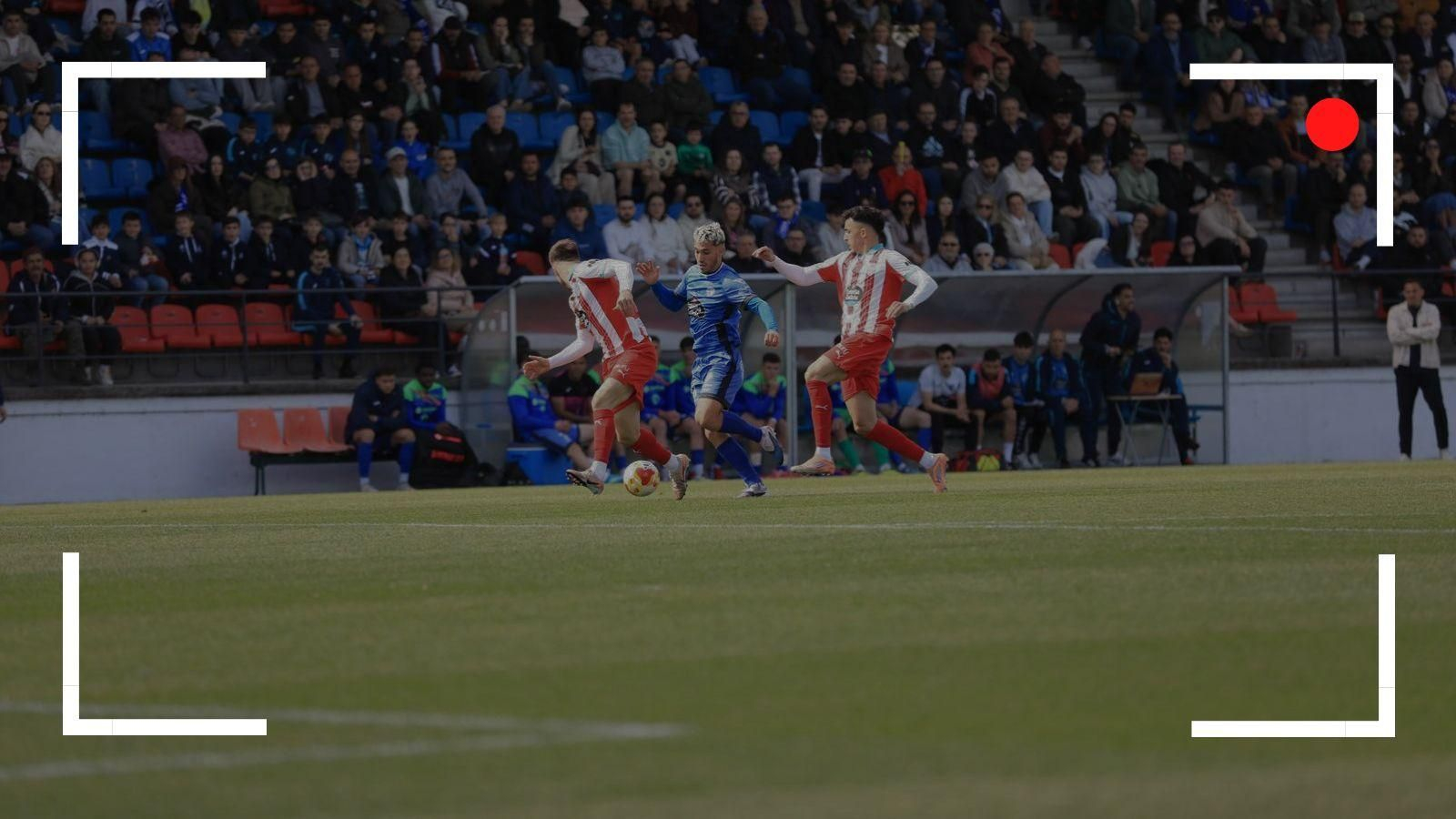Martín Ochoa es seguido por dos rivales.