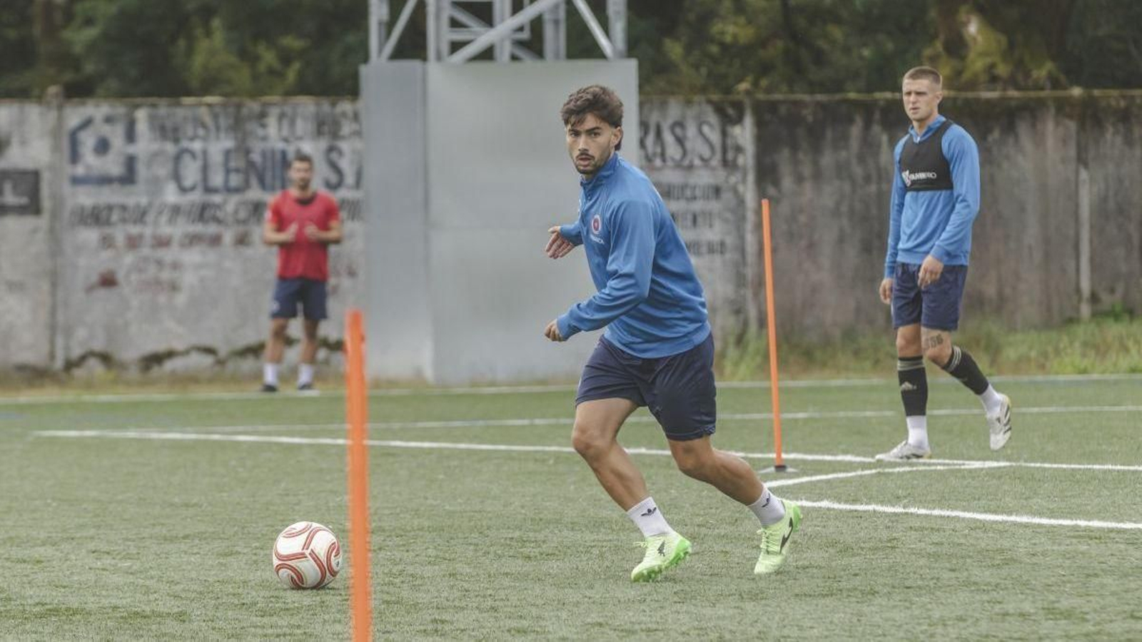 Diego Tejón, centrocampista de la UD Ourense, durante el entrenamiento de en el campo del Albán (Coles).