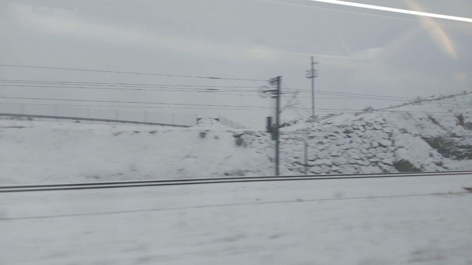 Nieve a la altura de Sanabria desde un AVE Madrid-Vigo.