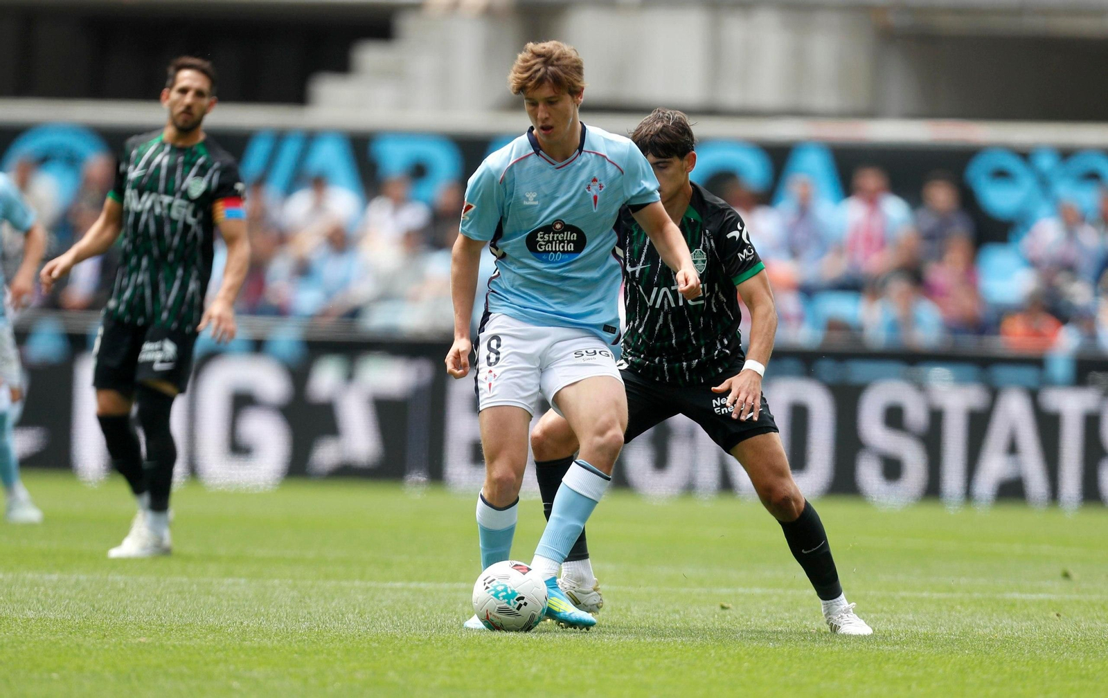 Fer López con el balón.